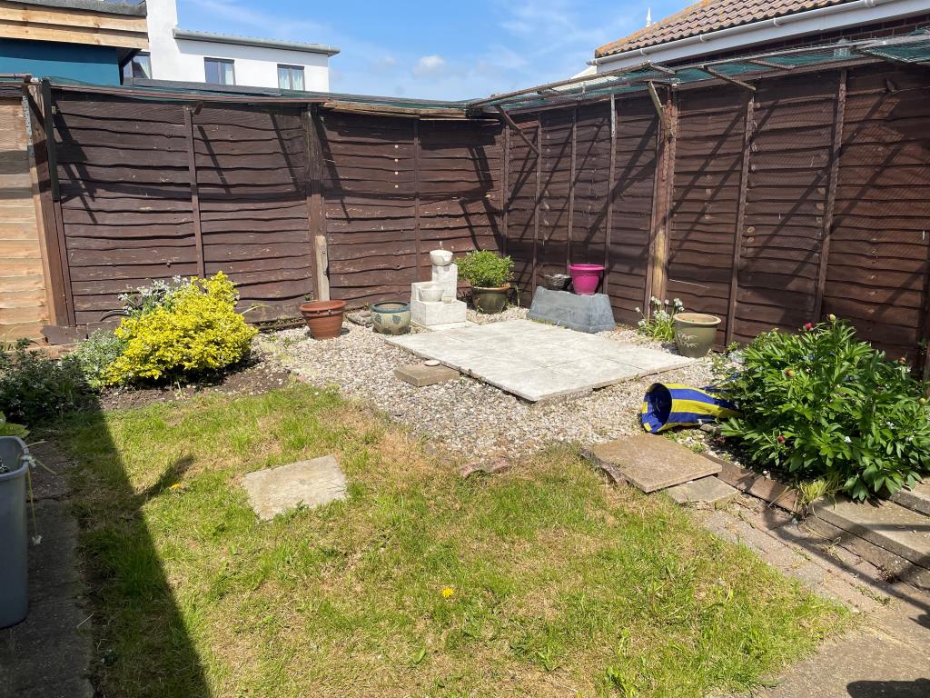 Lot: 67 - BUNGALOW FOR INVESTMENT - Rear garden